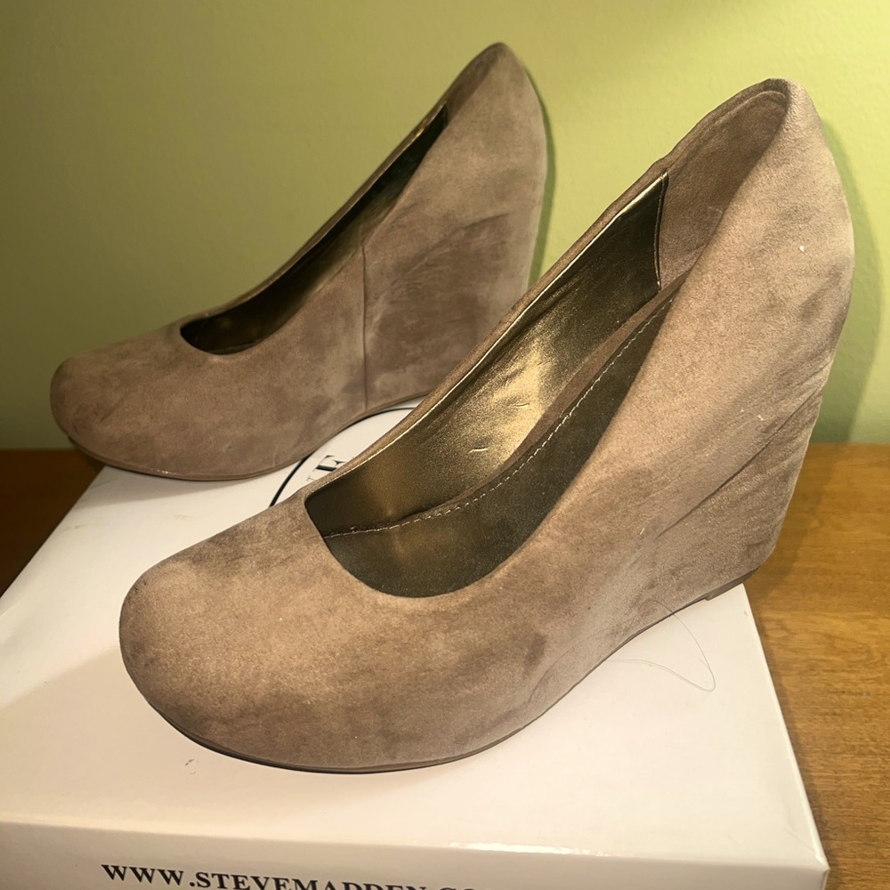 Fergalicious By Fergie Shoes Women's size 8M Suede Wedge Platform ankle Heels